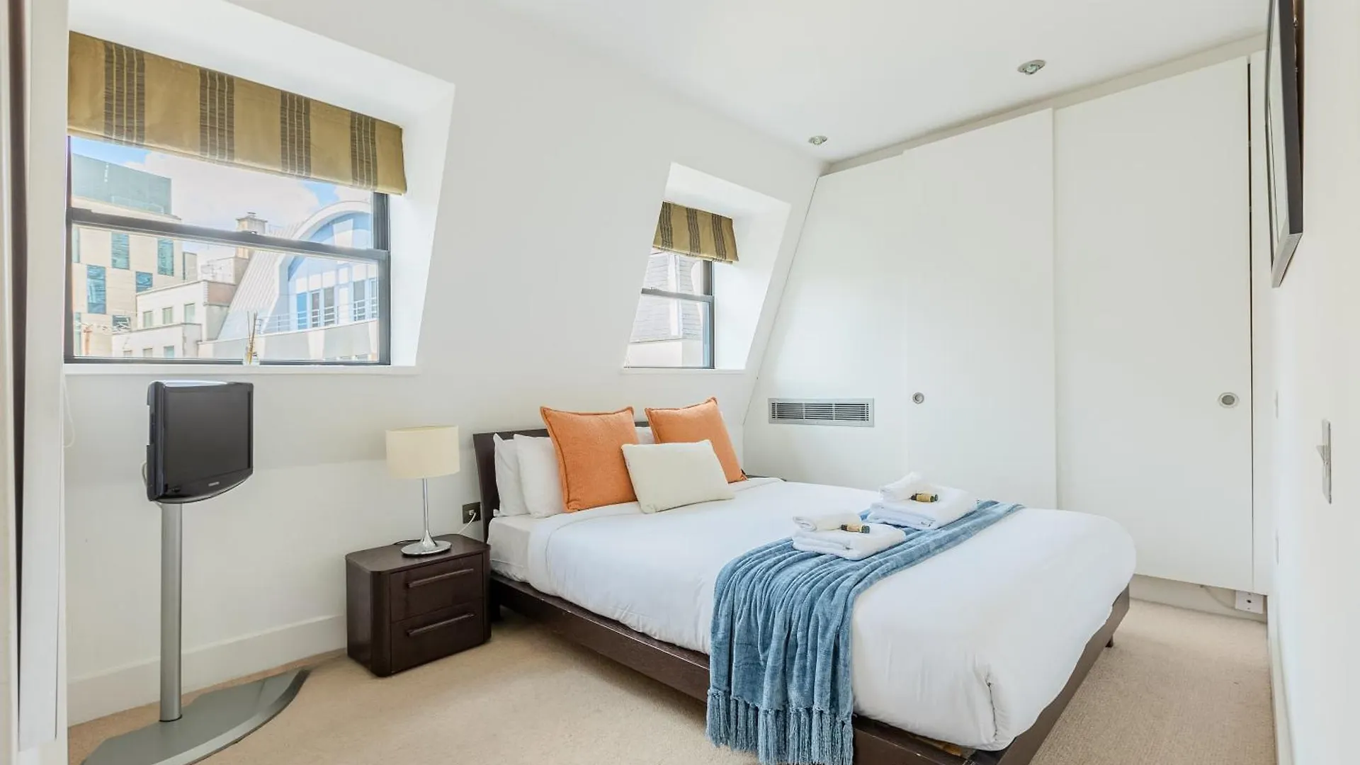 Apartment Stunning Serviced Apartments, Steps From Monument Station London