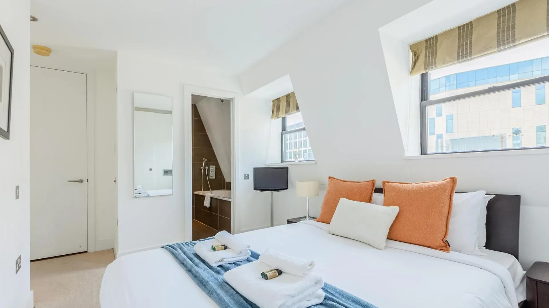 Apartment Stunning Serviced Apartments, Steps From Monument Station London