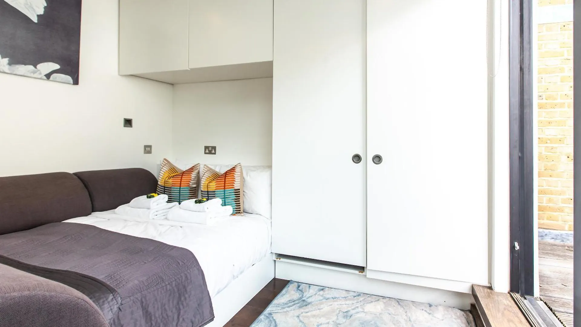 Apartment Stunning Serviced Apartments, Steps From Monument Station London