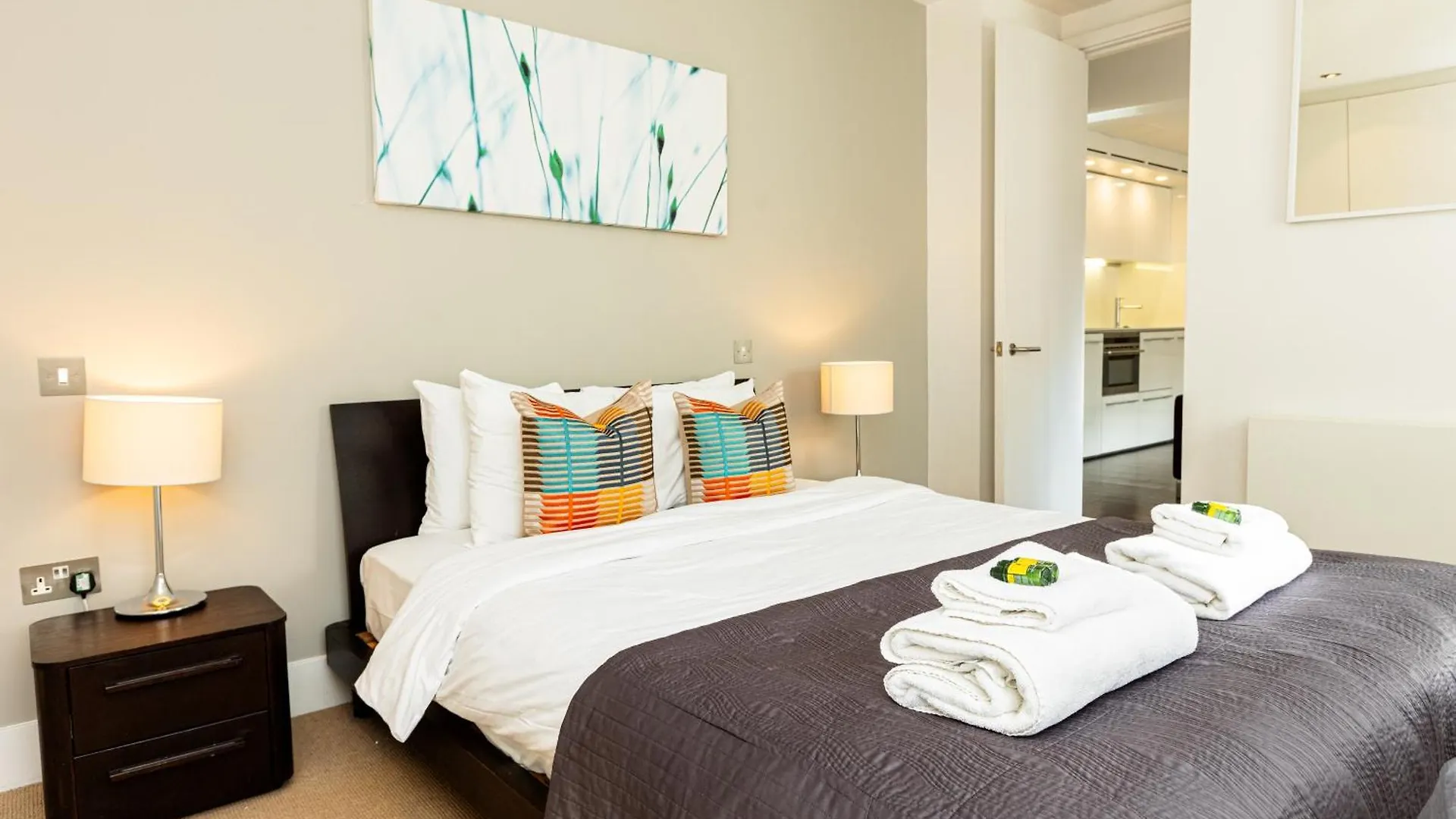 Stunning Serviced Apartments, Steps From Monument Station London 0*,