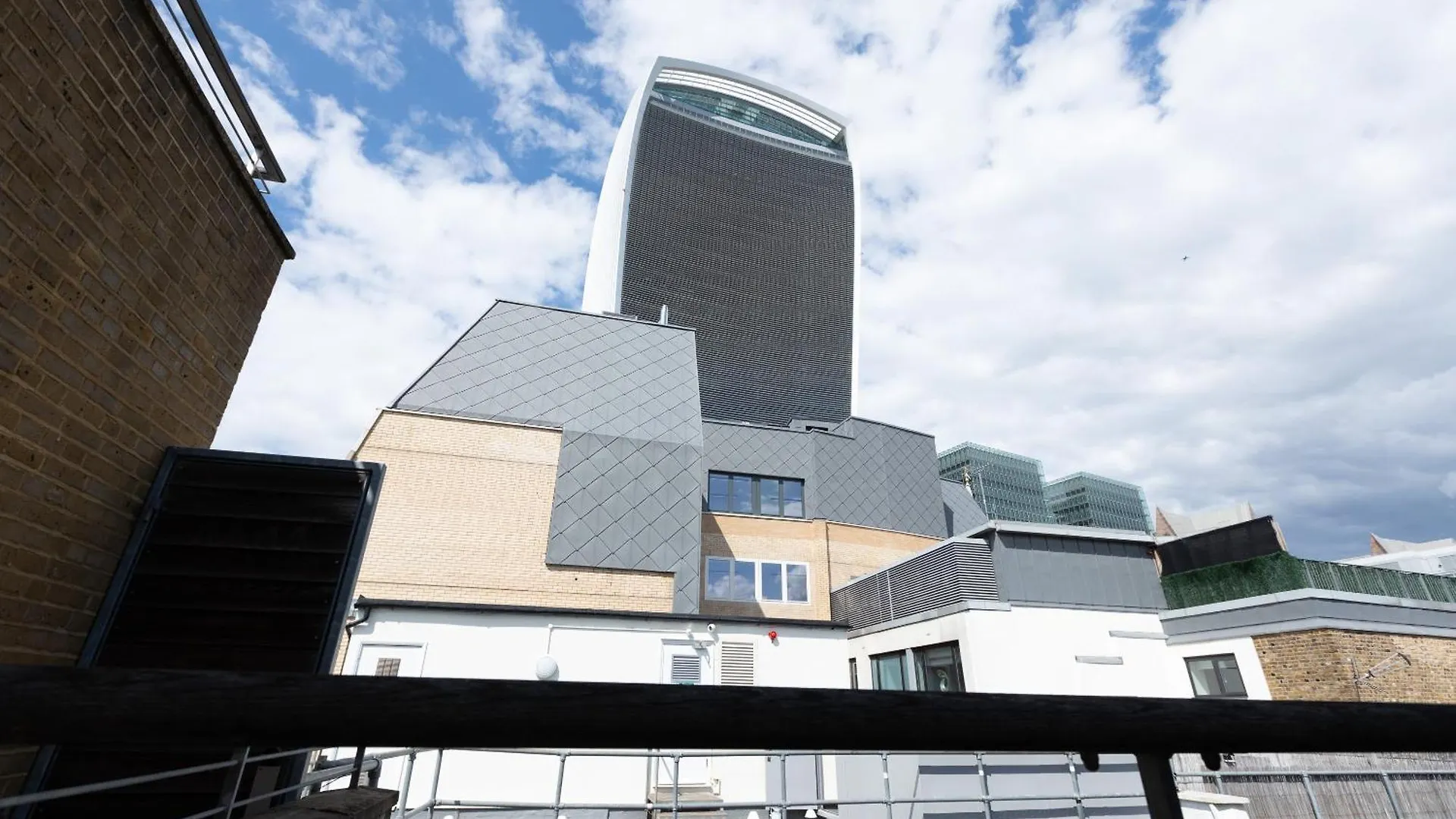 Stunning Serviced Apartments, Steps From Monument Station London Apartment
