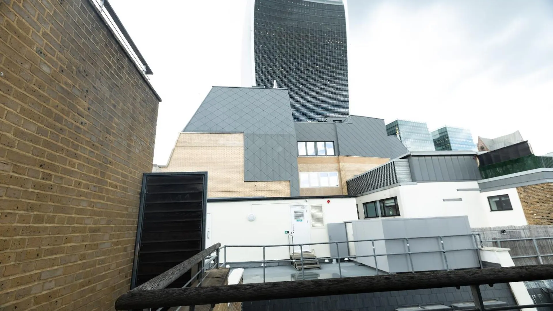 Apartment Stunning Serviced Apartments, Steps From Monument Station London