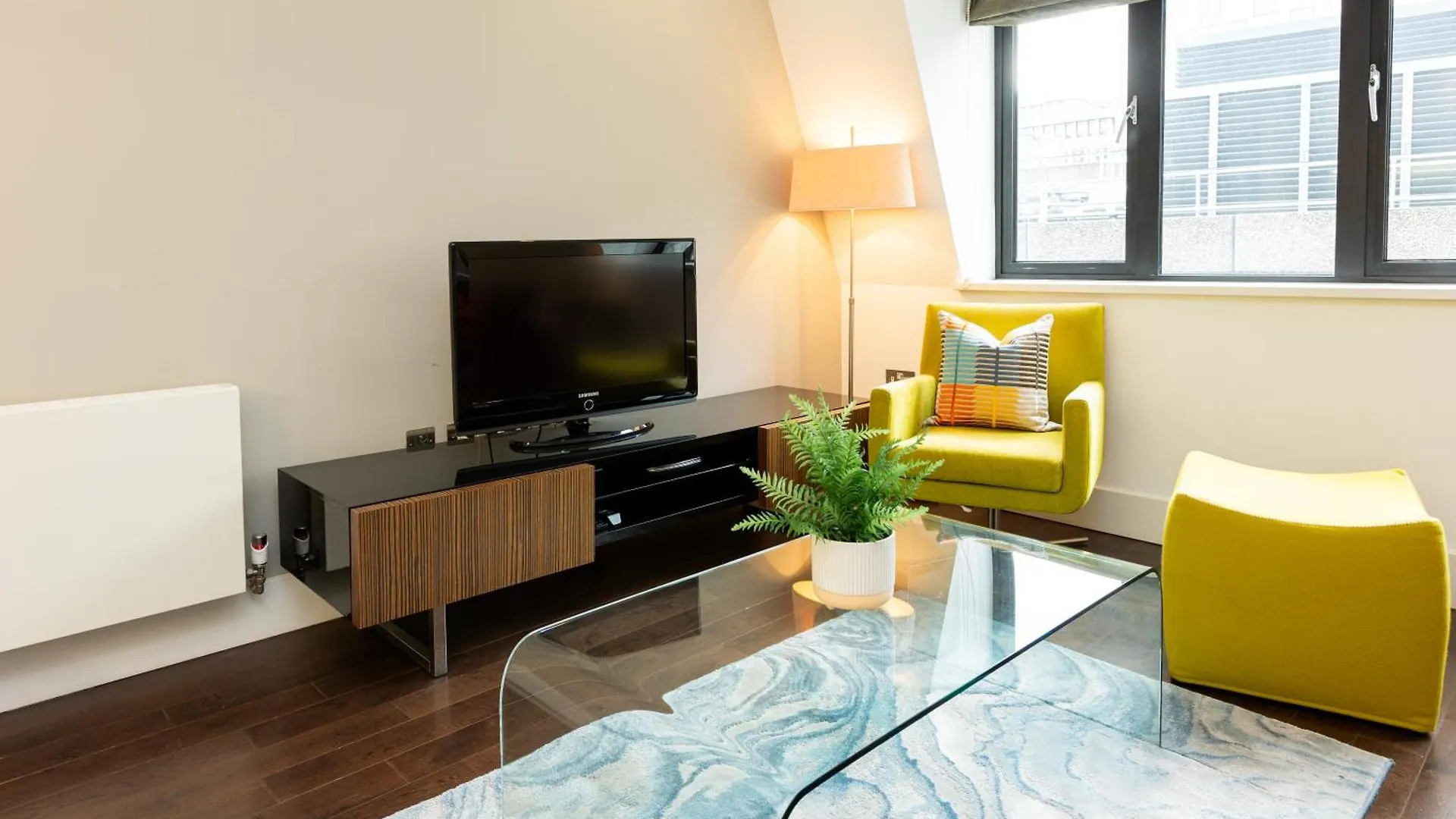 Stunning Serviced Apartments, Steps From Monument Station London Apartment