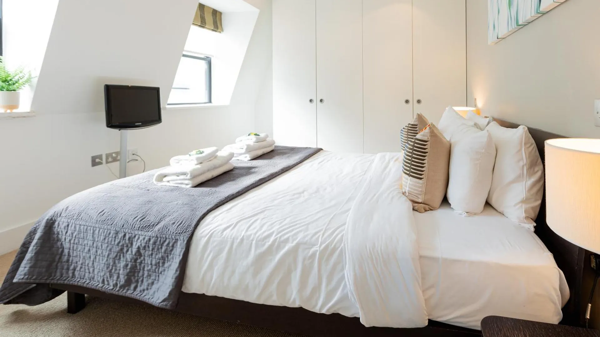 Apartment Stunning Serviced Apartments, Steps From Monument Station London United Kingdom