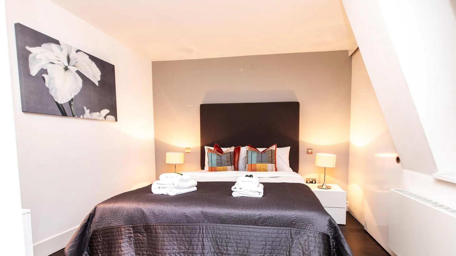 Stunning Serviced Apartments, Steps From Monument Station London