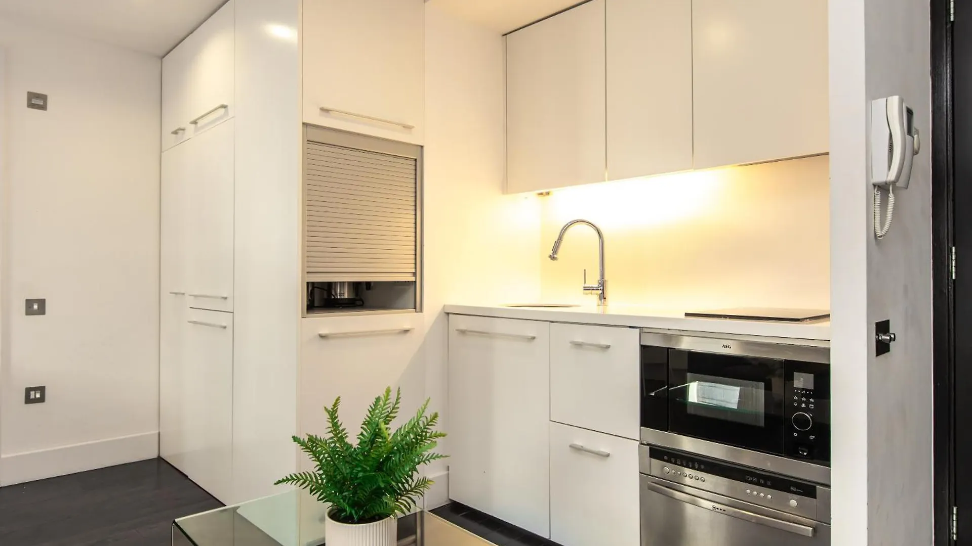 Apartment Stunning Serviced Apartments, Steps From Monument Station London