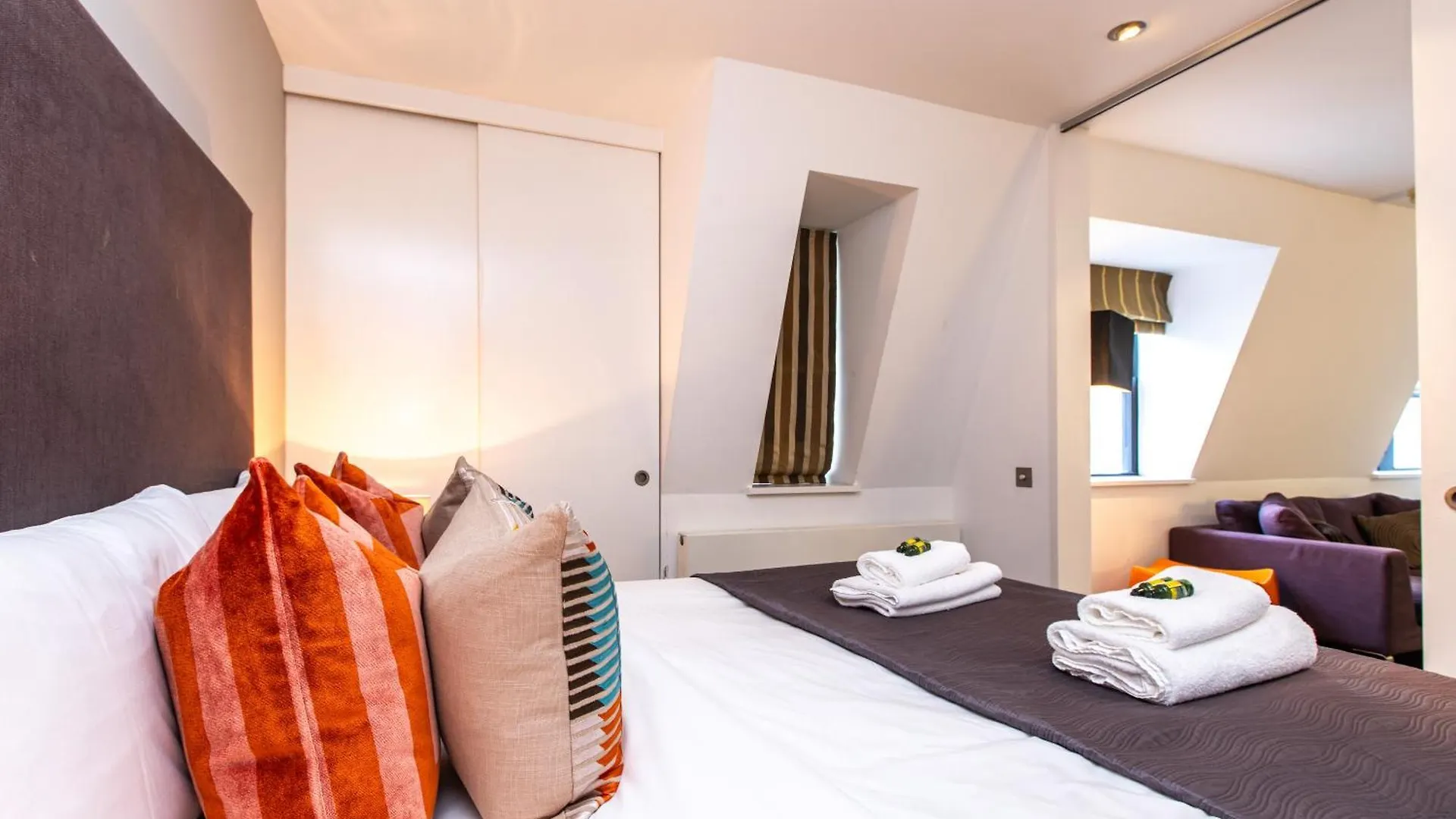 Stunning Serviced Apartments, Steps From Monument Station London 0*,