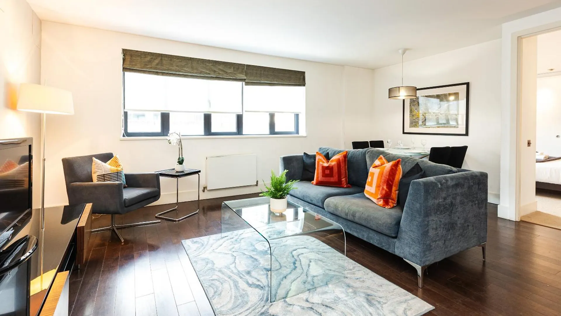 Stunning Serviced Apartments, Steps From Monument Station London Apartment
