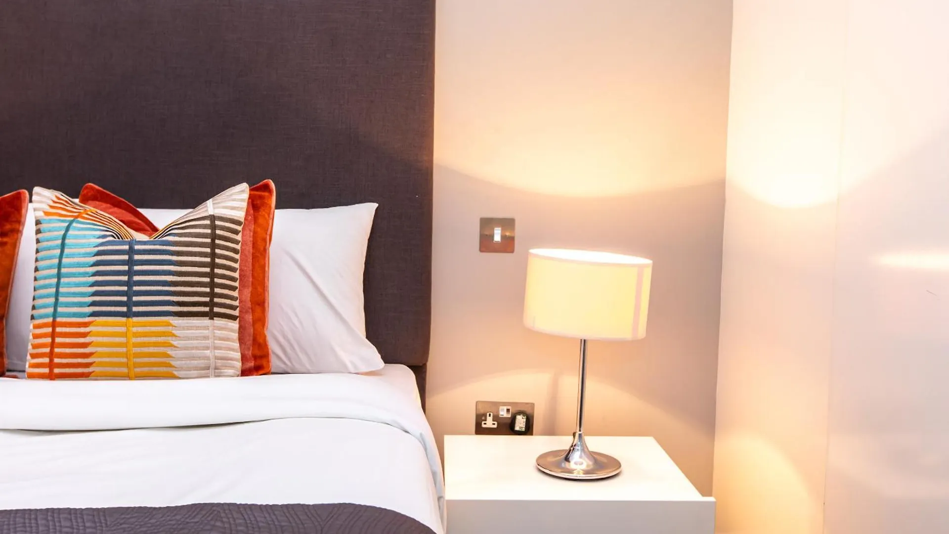 Stunning Serviced Apartments, Steps From Monument Station London