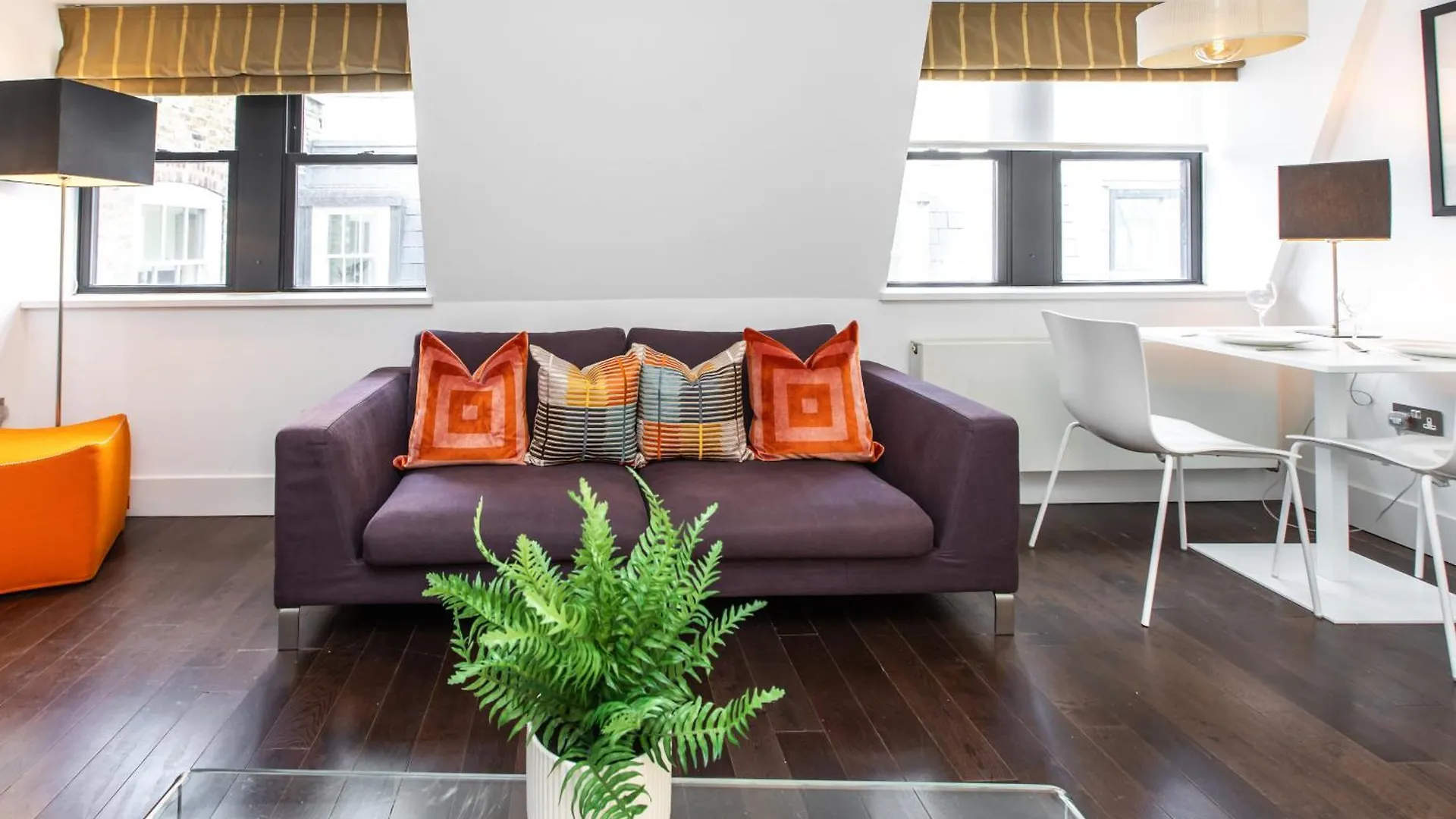 Stunning Serviced Apartments, Steps From Monument Station London