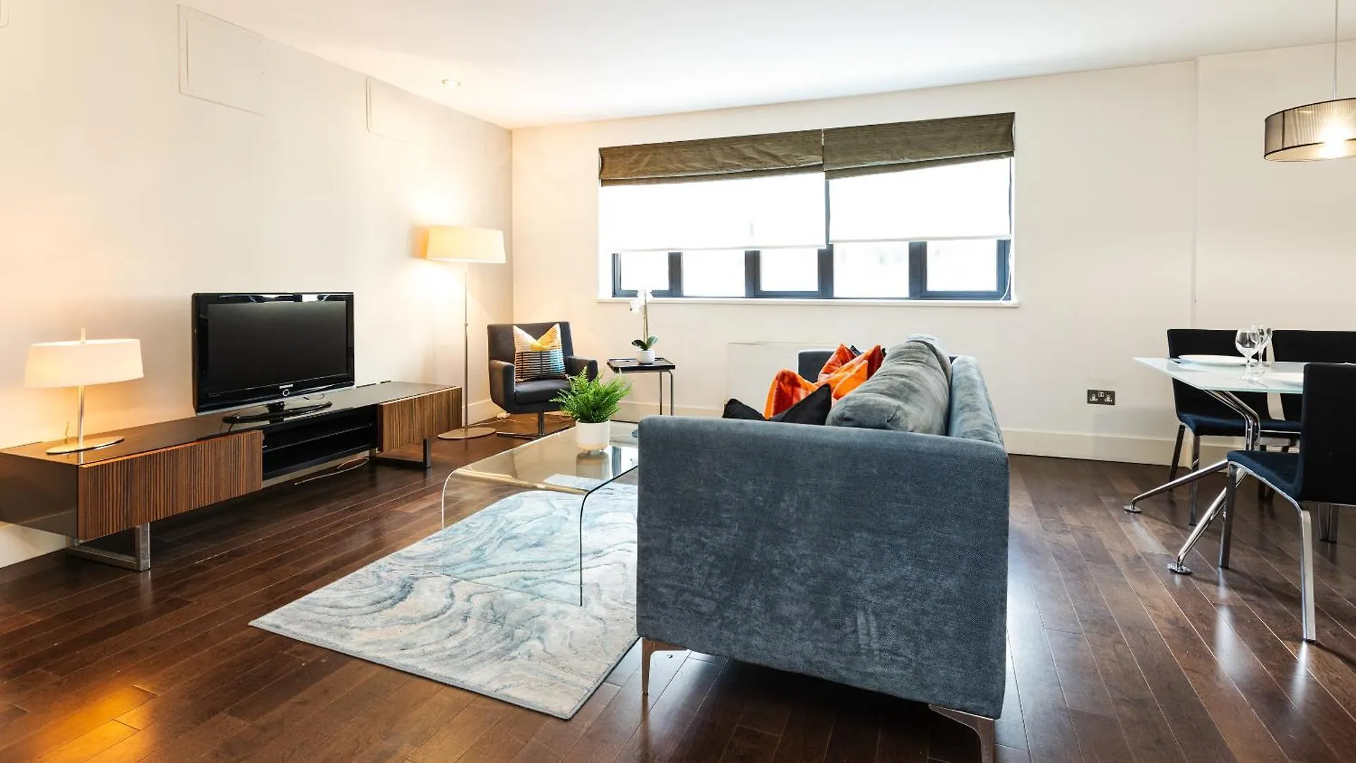 Stunning Serviced Apartments, Steps From Monument Station London Apartment