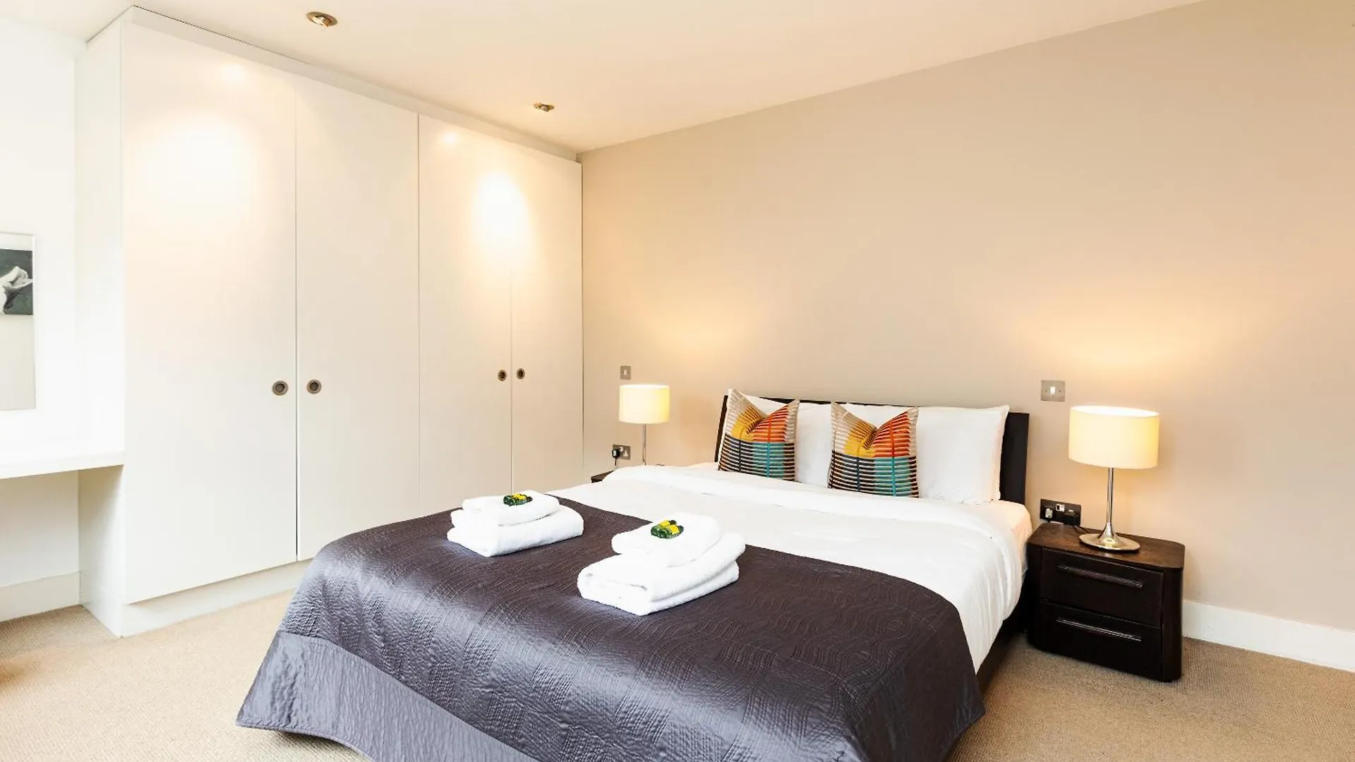 Apartment Stunning Serviced Apartments, Steps From Monument Station London United Kingdom