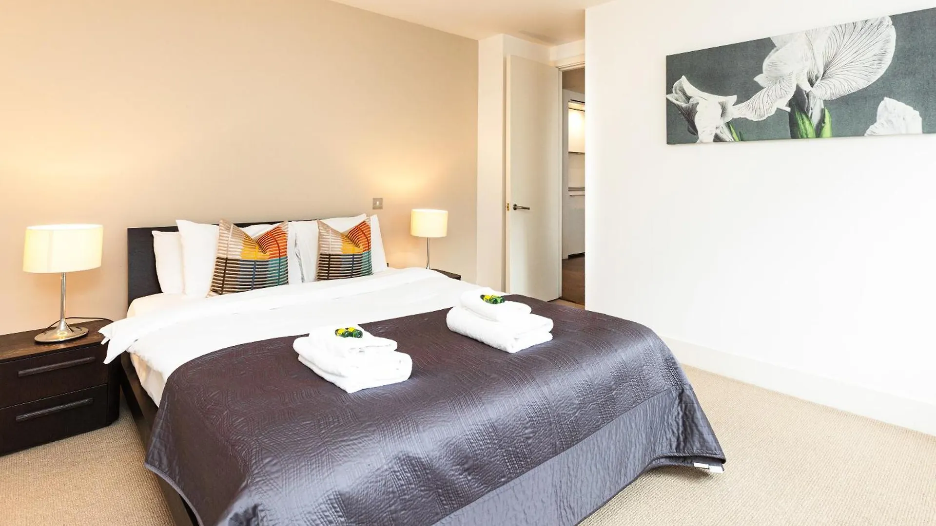Stunning Serviced Apartments, Steps From Monument Station London