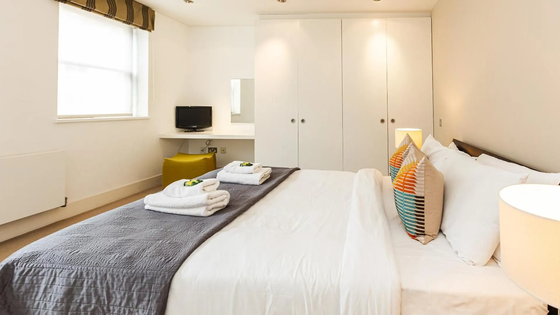 Apartment Stunning Serviced Apartments, Steps From Monument Station London