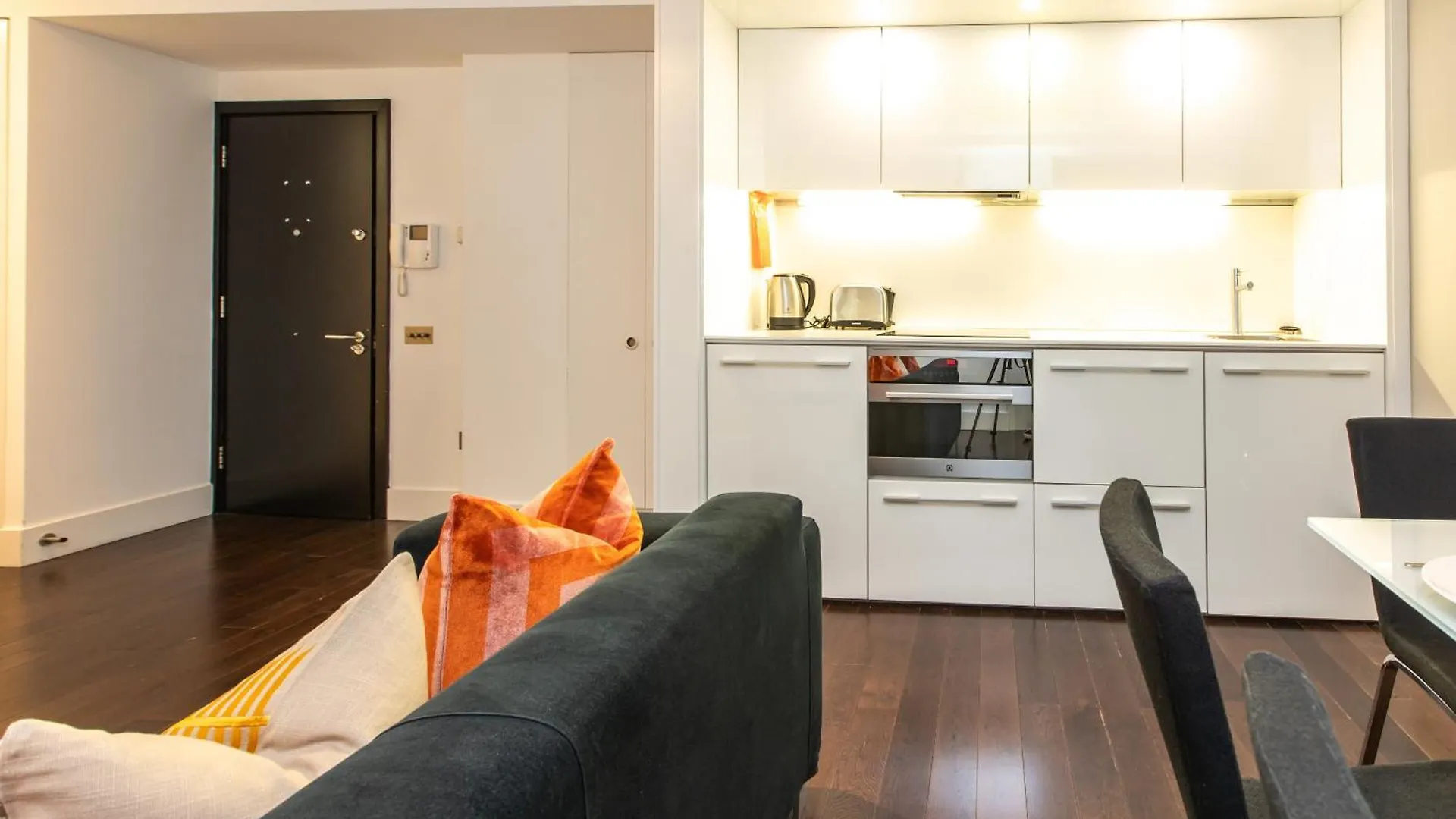 Stunning Serviced Apartments, Steps From Monument Station London 0*,