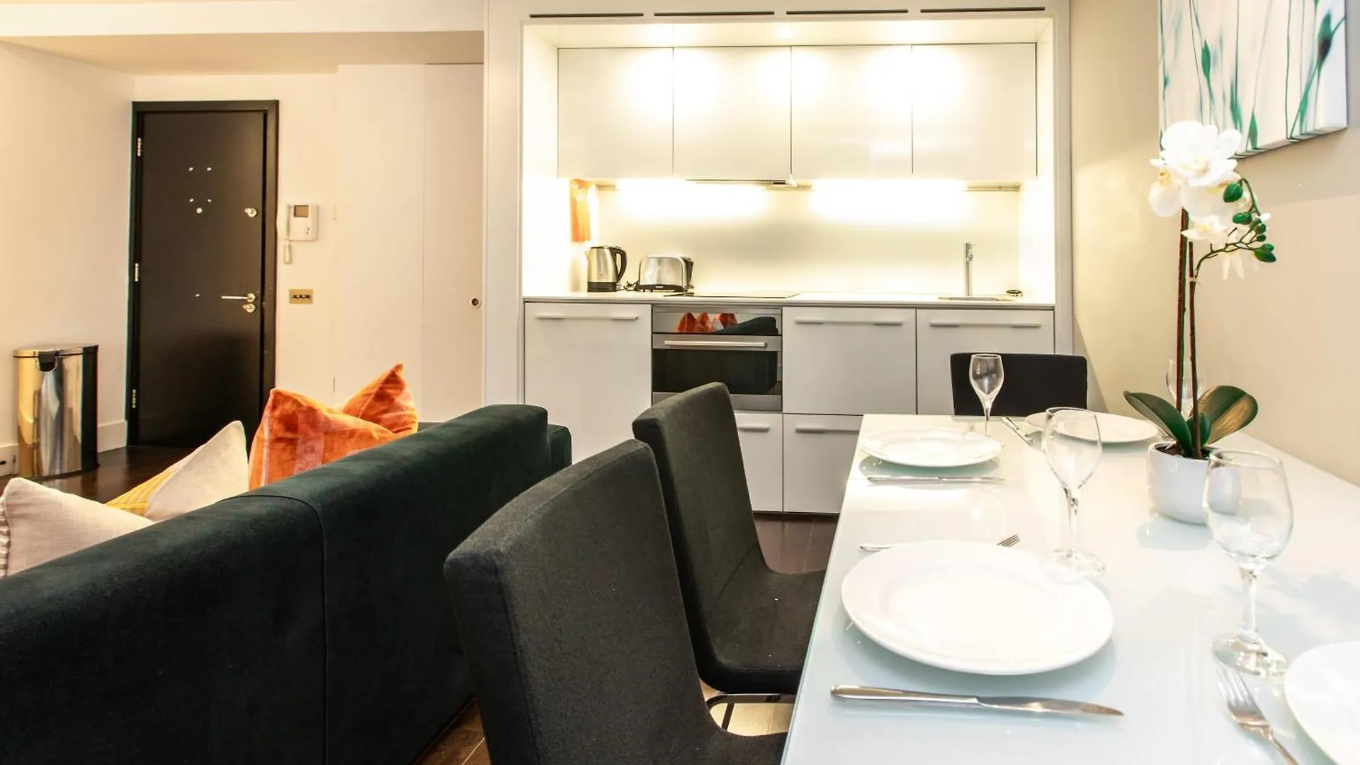 Apartment Stunning Serviced Apartments, Steps From Monument Station London