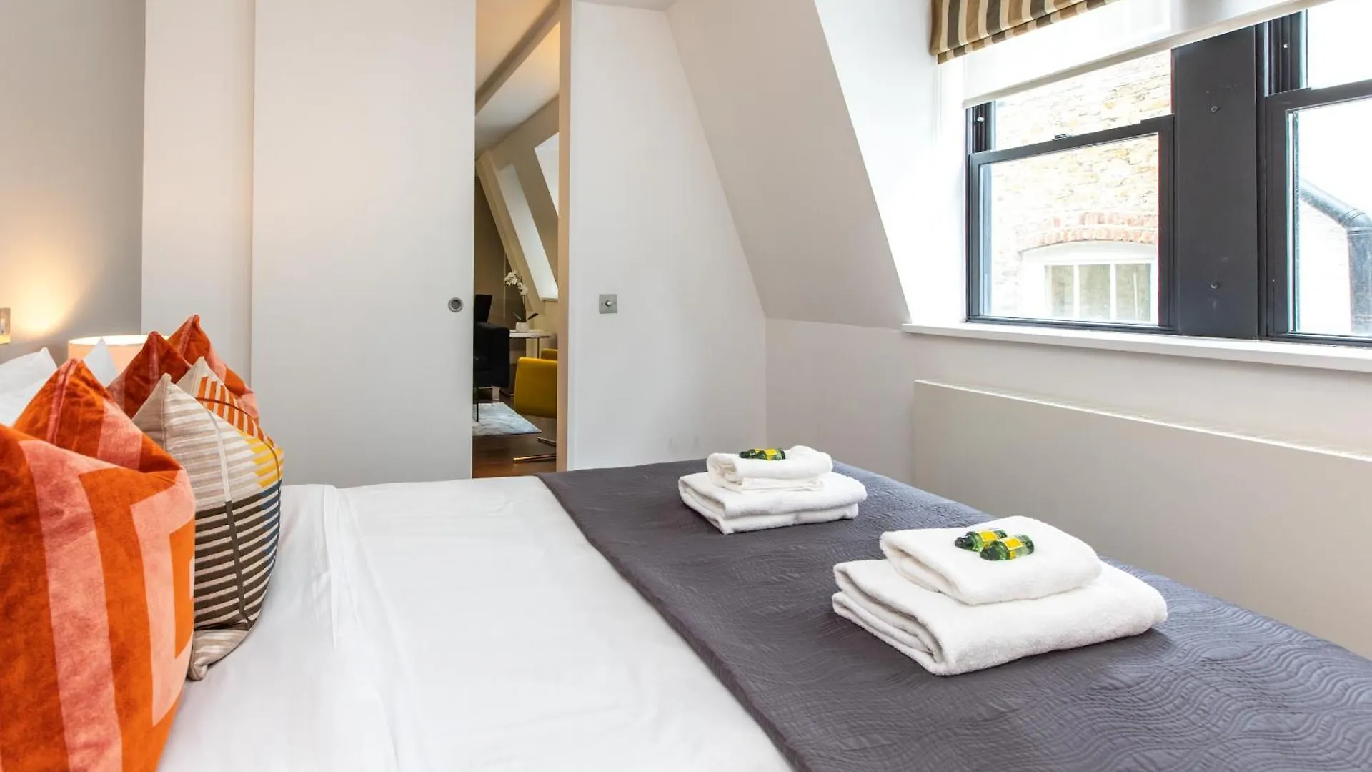 Stunning Serviced Apartments, Steps From Monument Station London Apartment