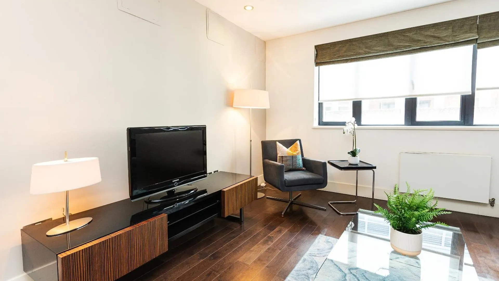 Stunning Serviced Apartments, Steps From Monument Station London