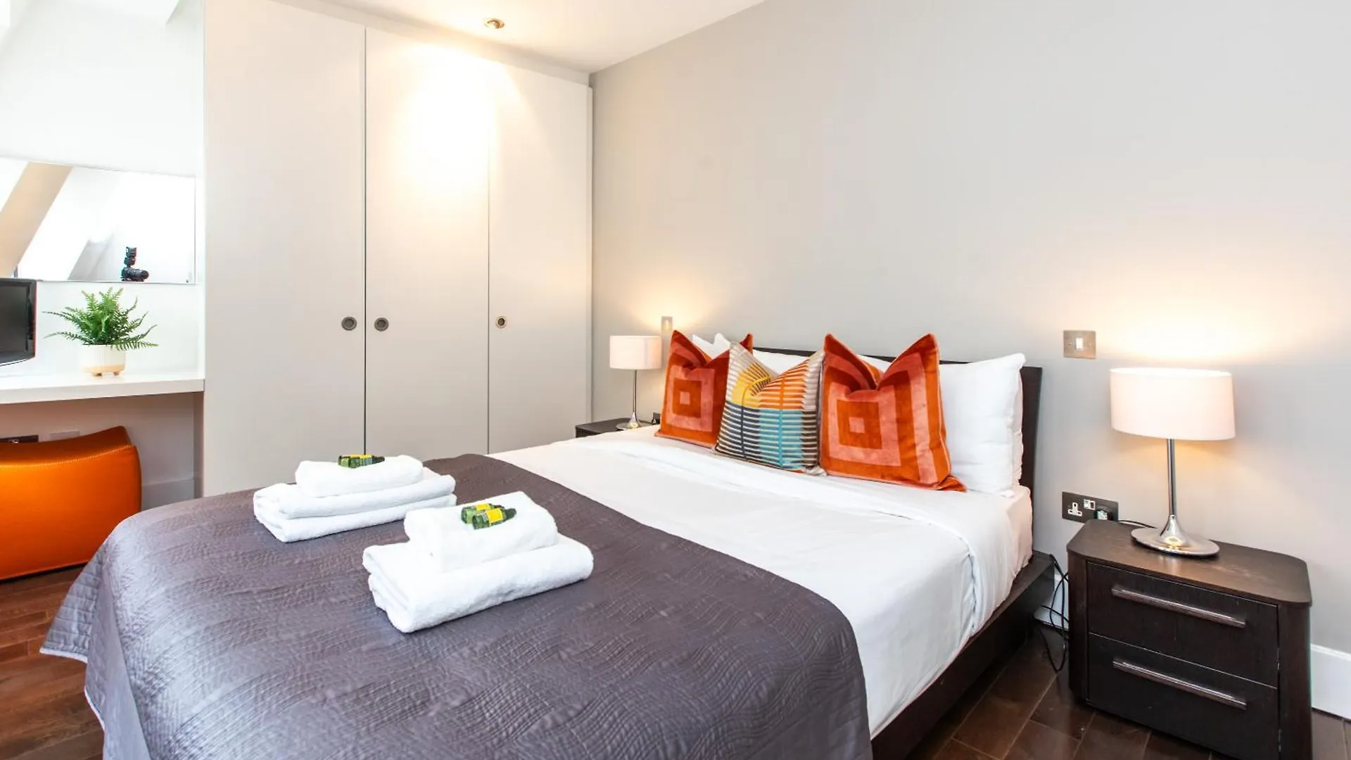 Apartment Stunning Serviced Apartments, Steps From Monument Station London