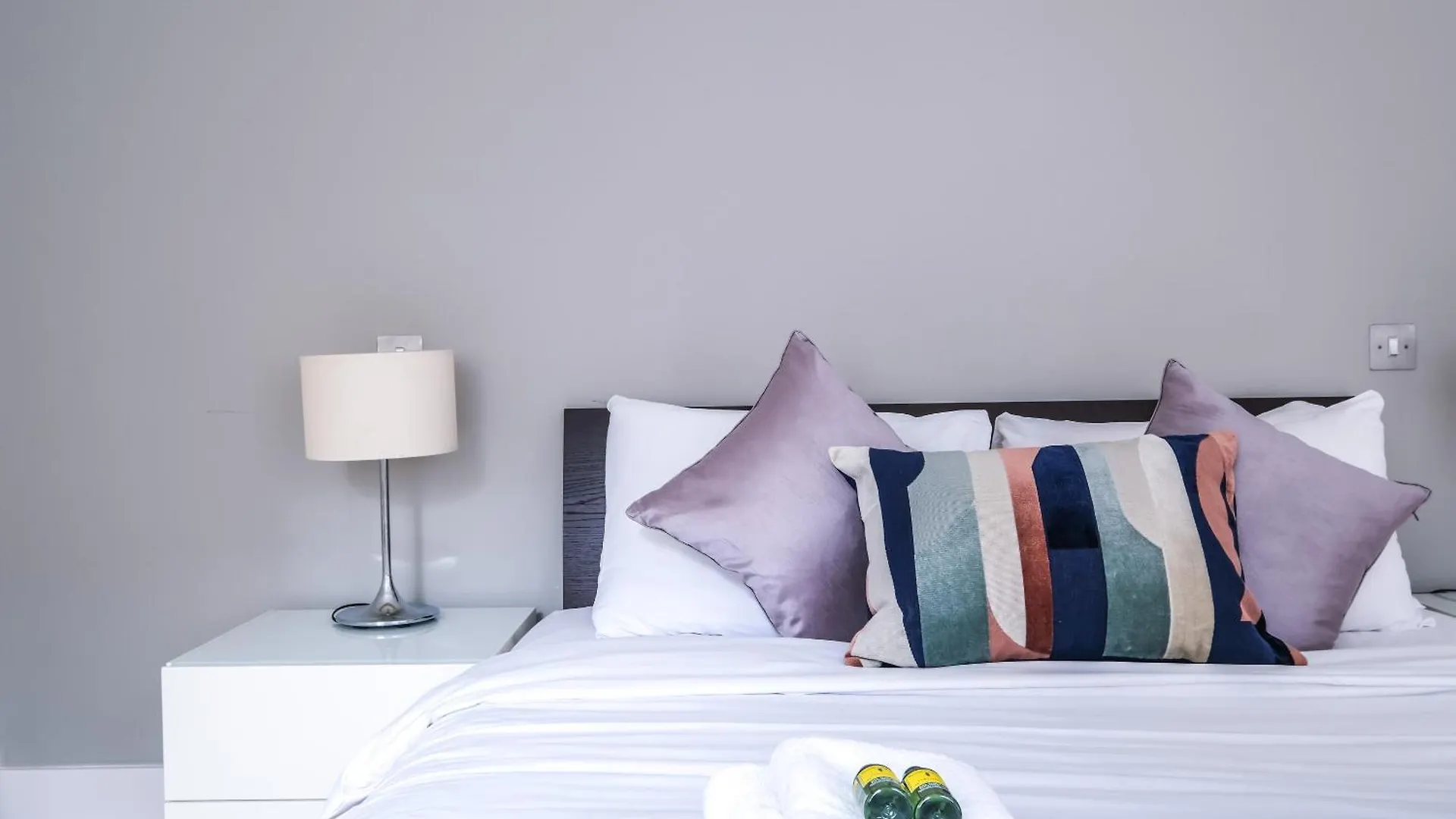 Stunning Serviced Apartments, Steps From Monument Station London 0*,