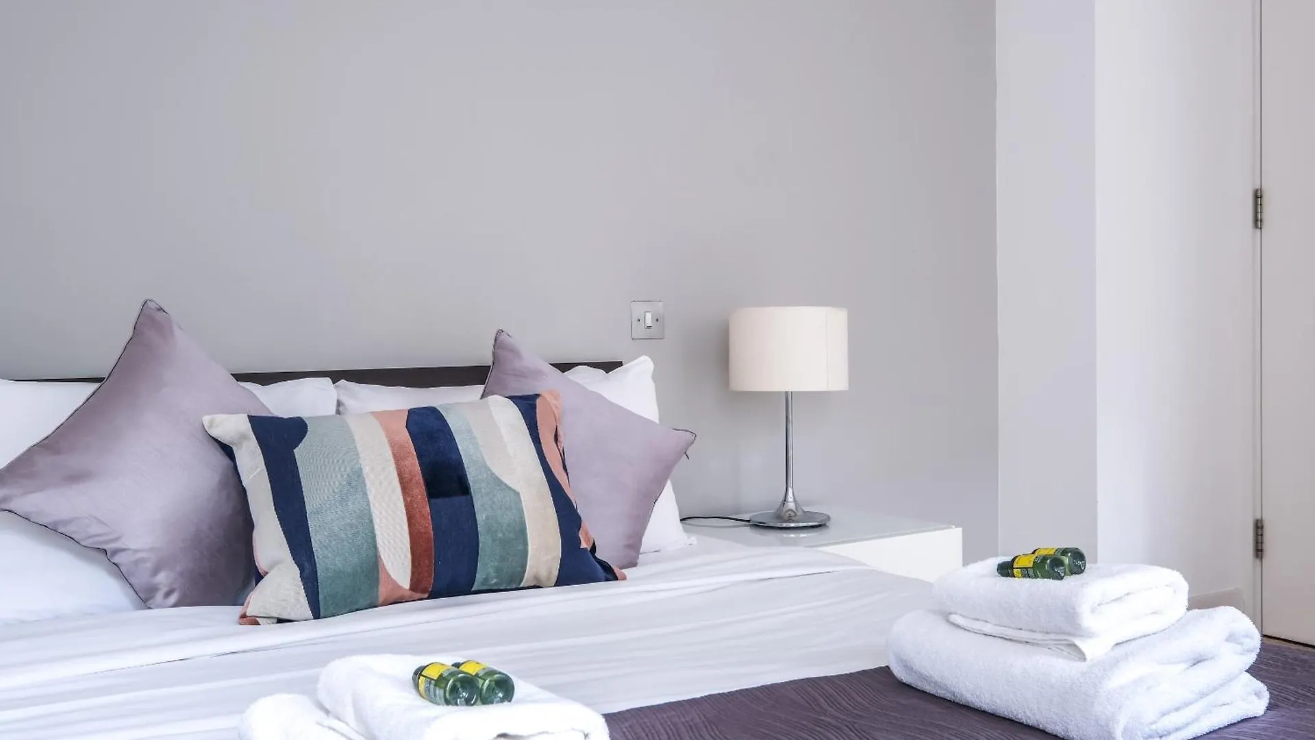 Stunning Serviced Apartments, Steps From Monument Station London