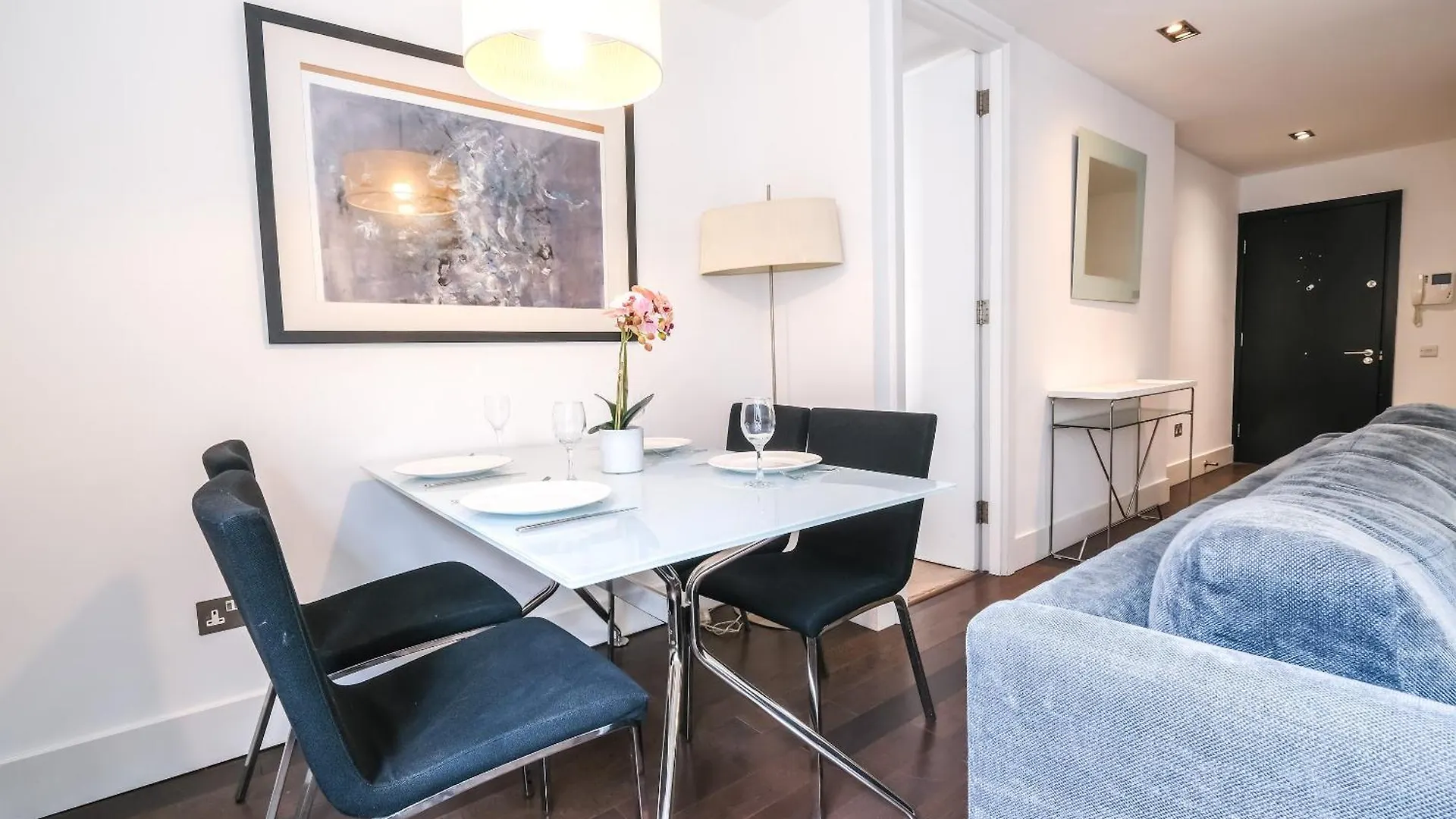 Stunning Serviced Apartments, Steps From Monument Station London Apartment