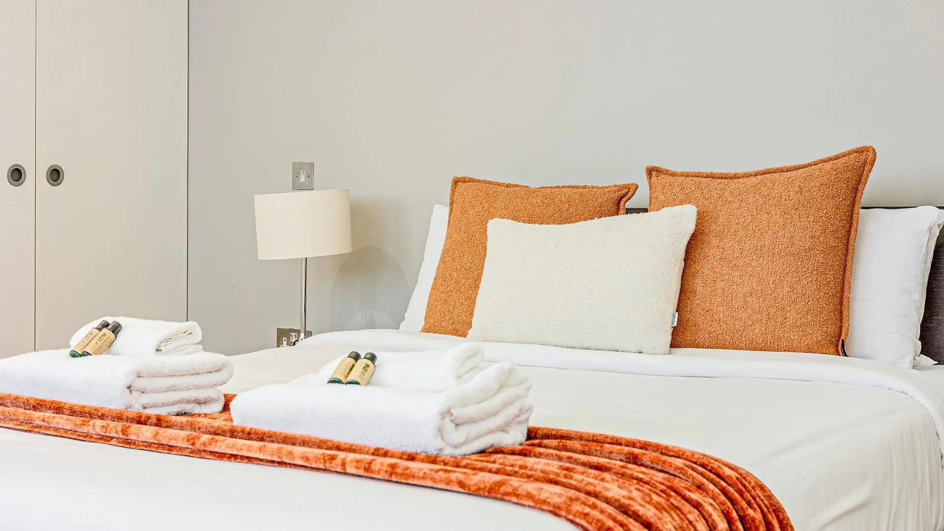 Stunning Serviced Apartments, Steps From Monument Station London