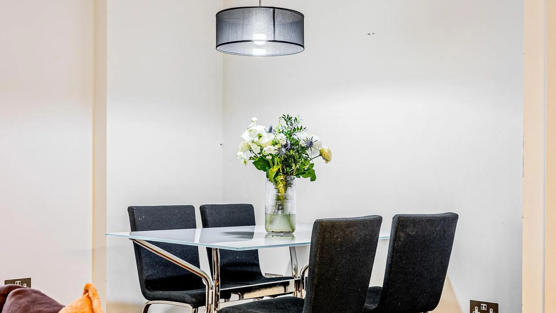 Apartment Stunning Serviced Apartments, Steps From Monument Station London