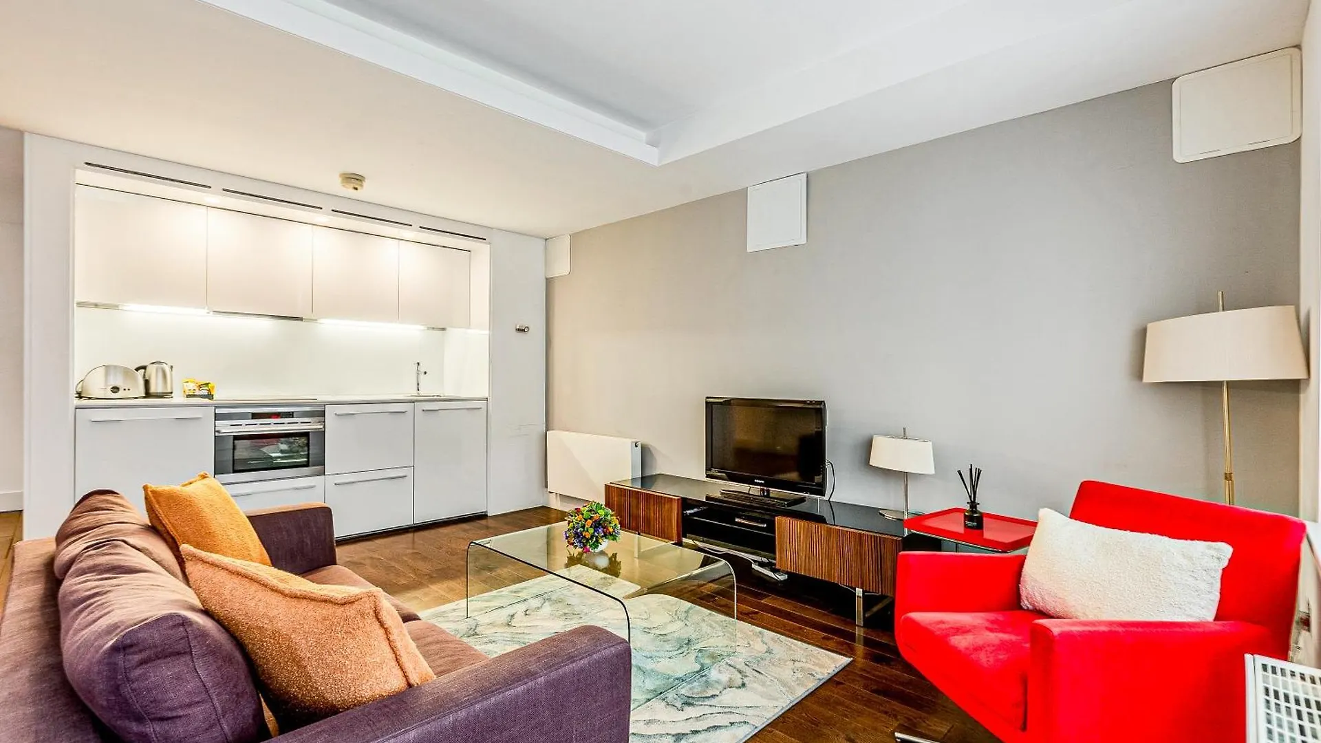 Stunning Serviced Apartments, Steps From Monument Station London Apartment