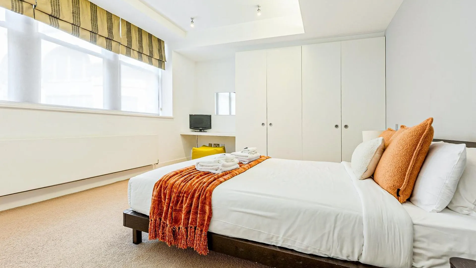 Apartment Stunning Serviced Apartments, Steps From Monument Station London
