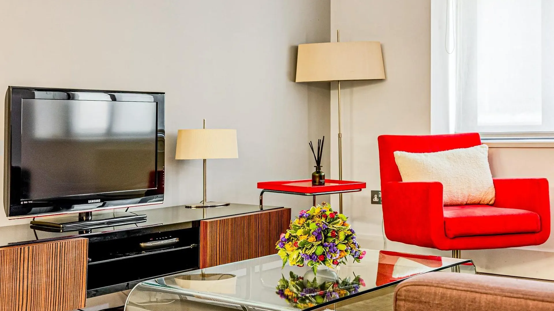 Stunning Serviced Apartments, Steps From Monument Station London Apartment