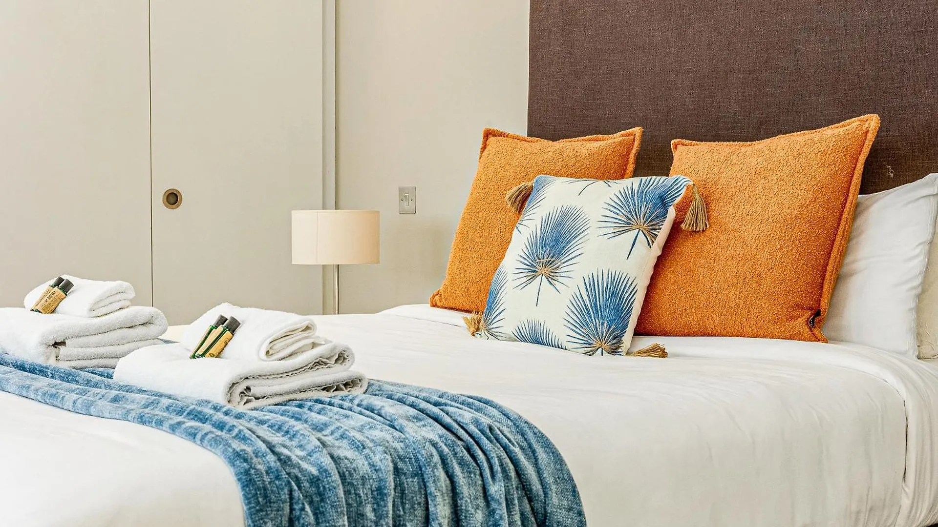 Stunning Serviced Apartments, Steps From Monument Station London