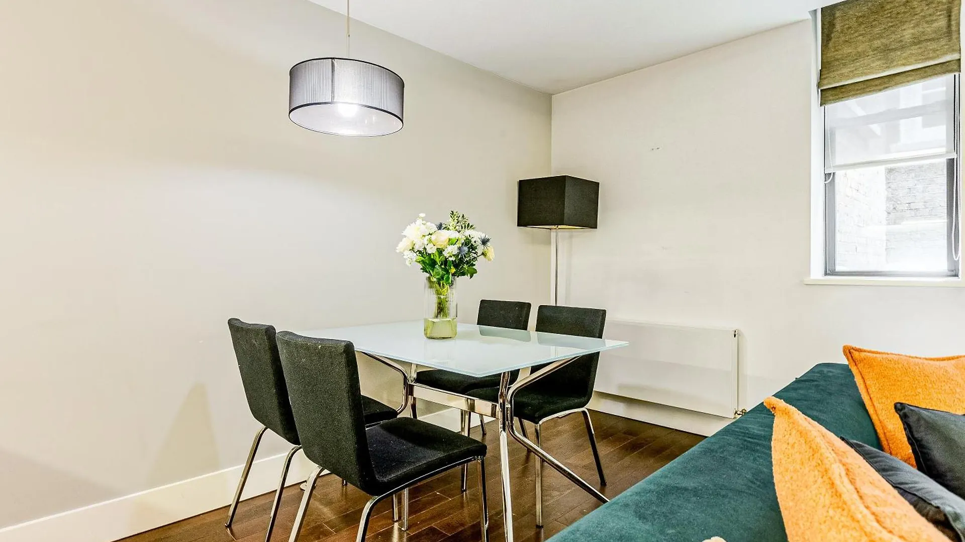 Stunning Serviced Apartments, Steps From Monument Station London Apartment