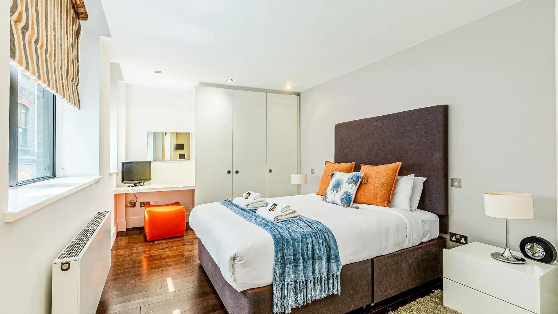Apartment Stunning Serviced Apartments, Steps From Monument Station London