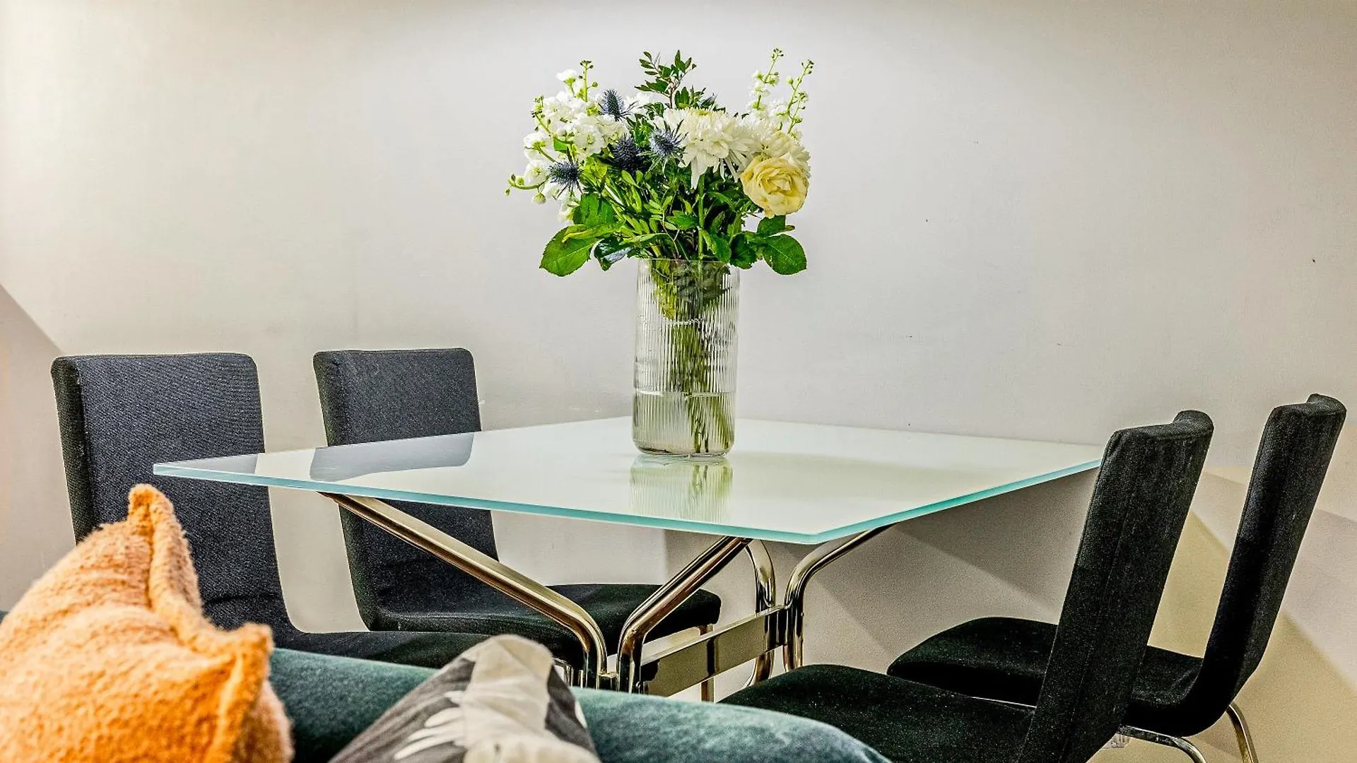 Stunning Serviced Apartments, Steps From Monument Station London 0*,
