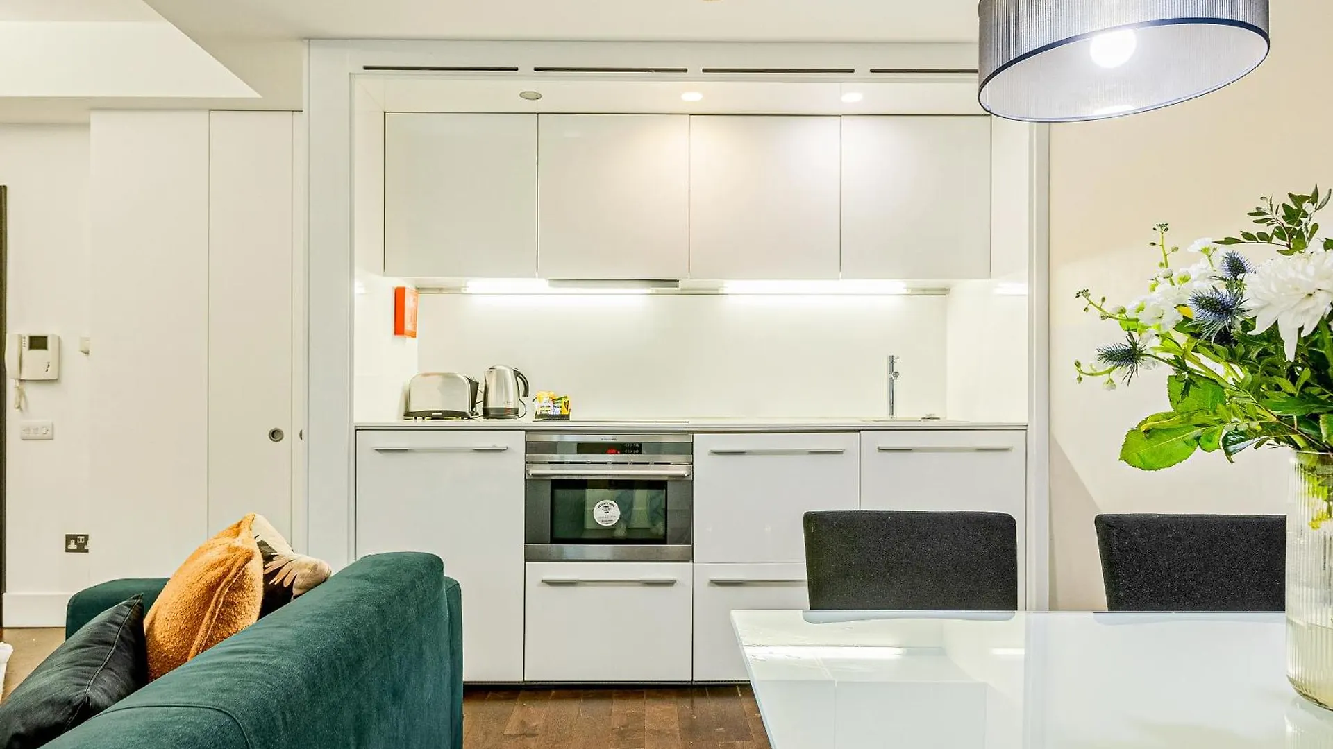 Apartment Stunning Serviced Apartments, Steps From Monument Station London