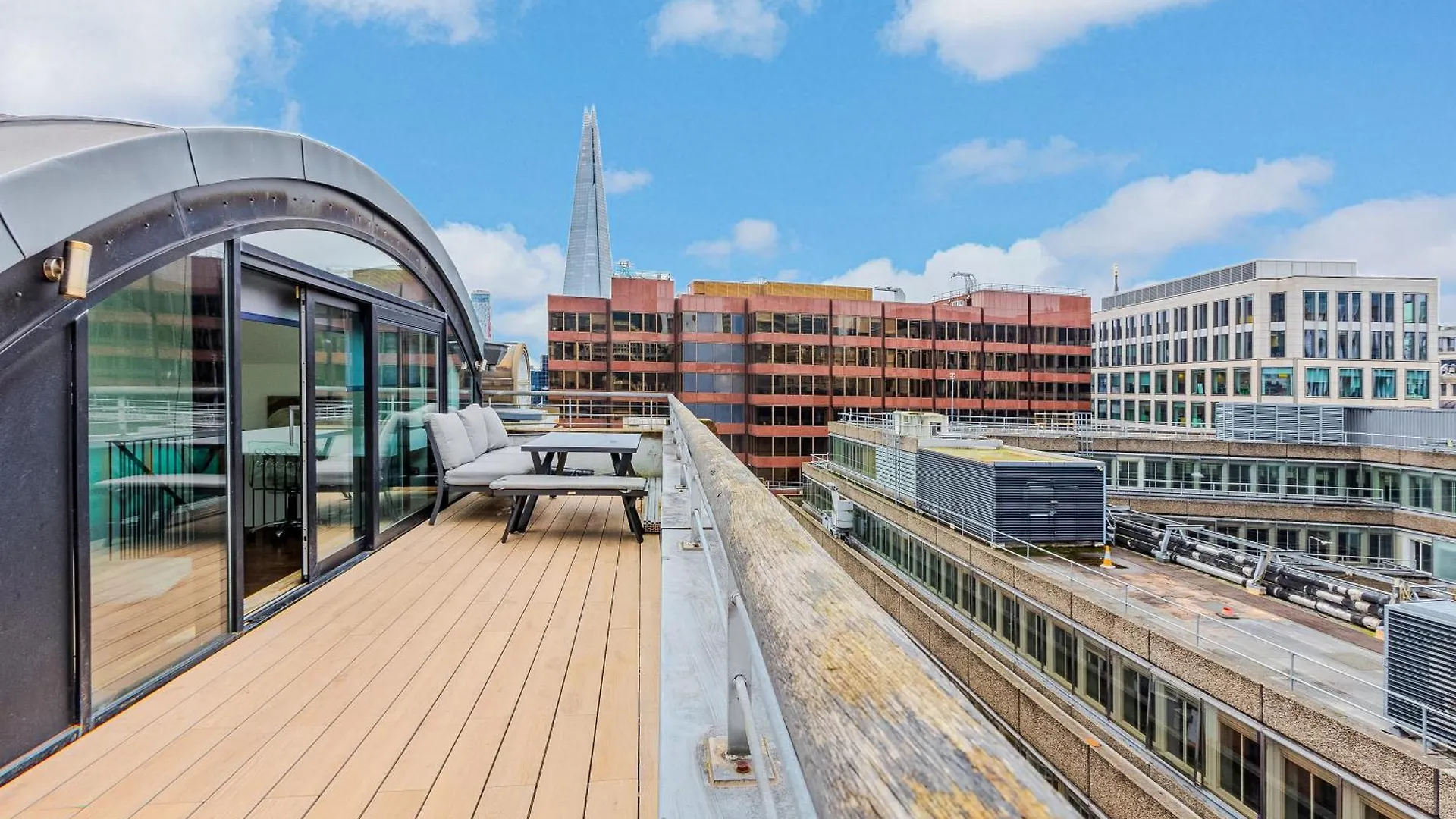 Stunning Serviced Apartments, Steps From Monument Station London Apartment