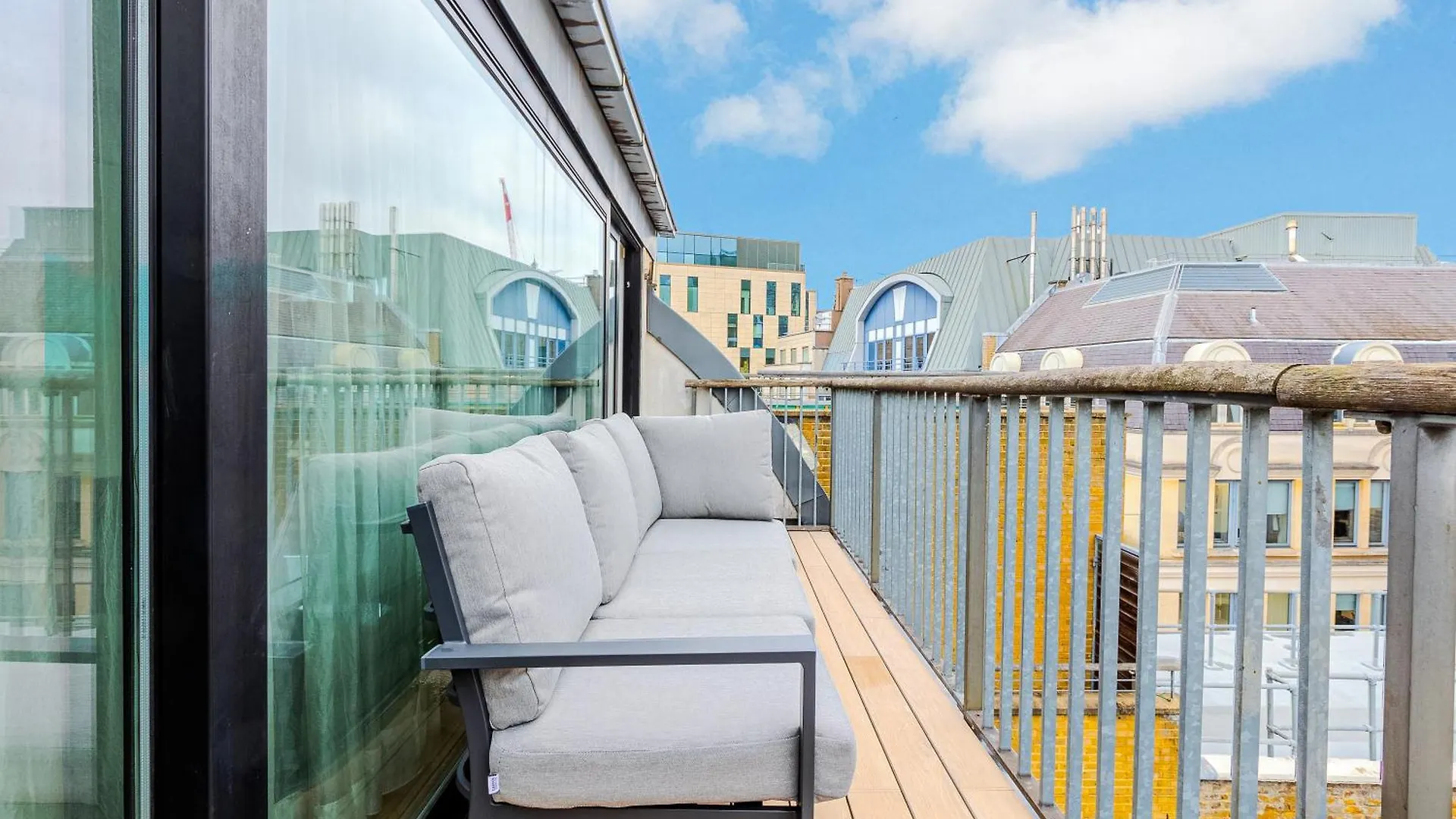 Stunning Serviced Apartments, Steps From Monument Station London