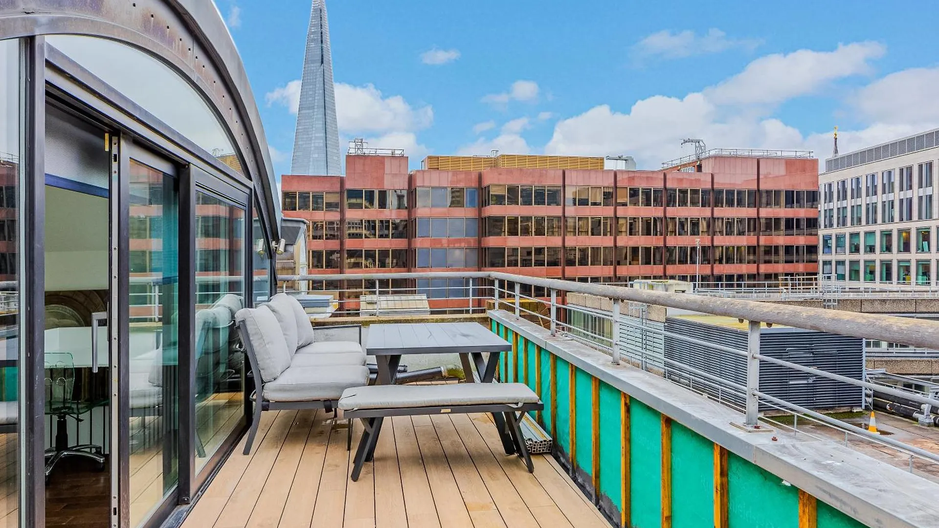 Apartment Stunning Serviced Apartments, Steps From Monument Station London