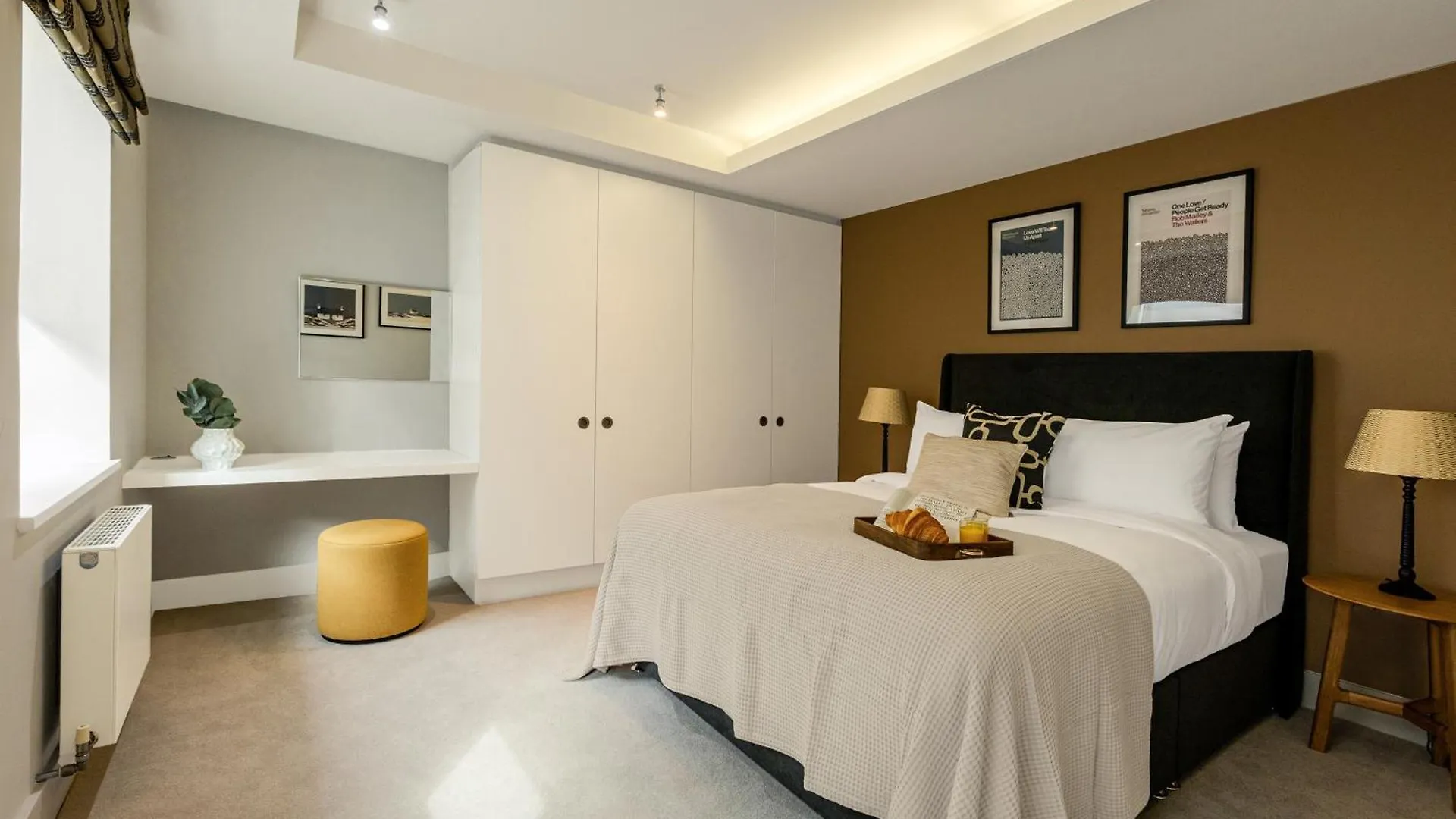 Apartment Stunning Serviced Apartments, Steps From Monument Station London
