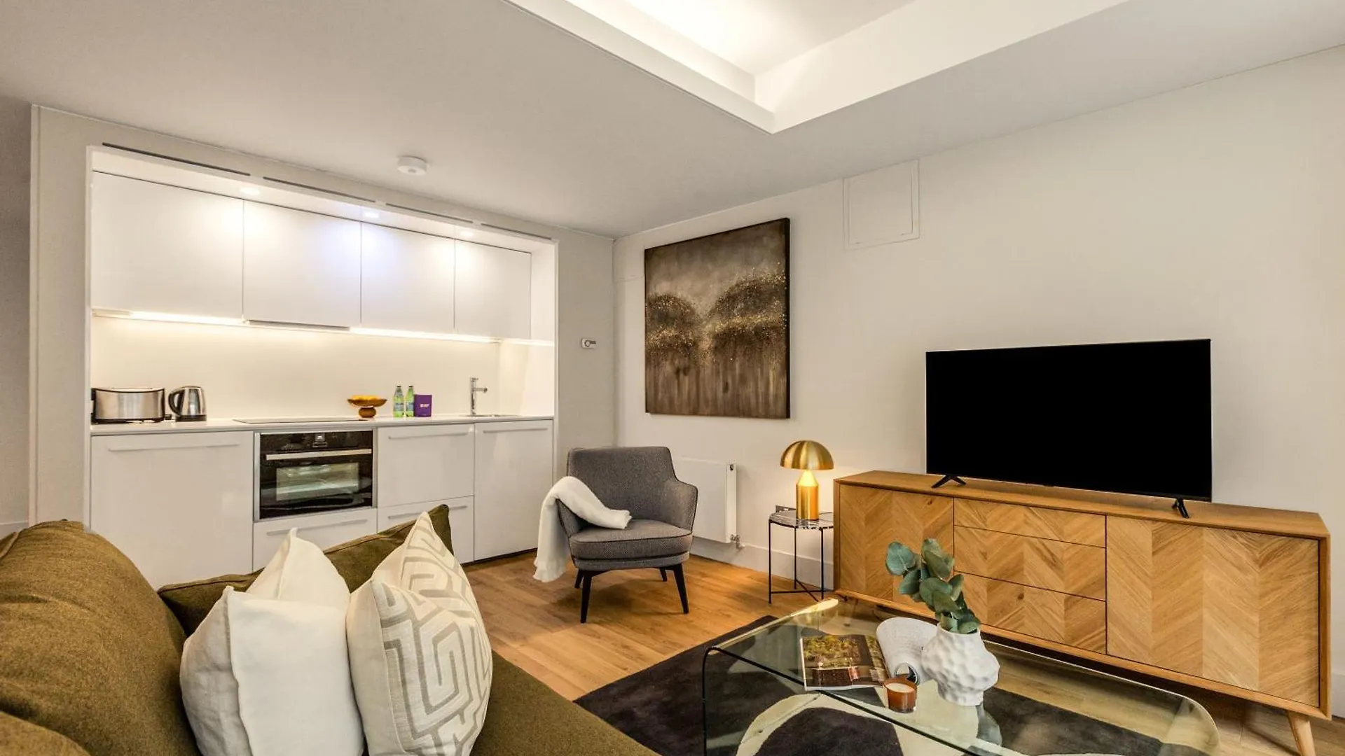 Apartment Stunning Serviced Apartments, Steps From Monument Station London