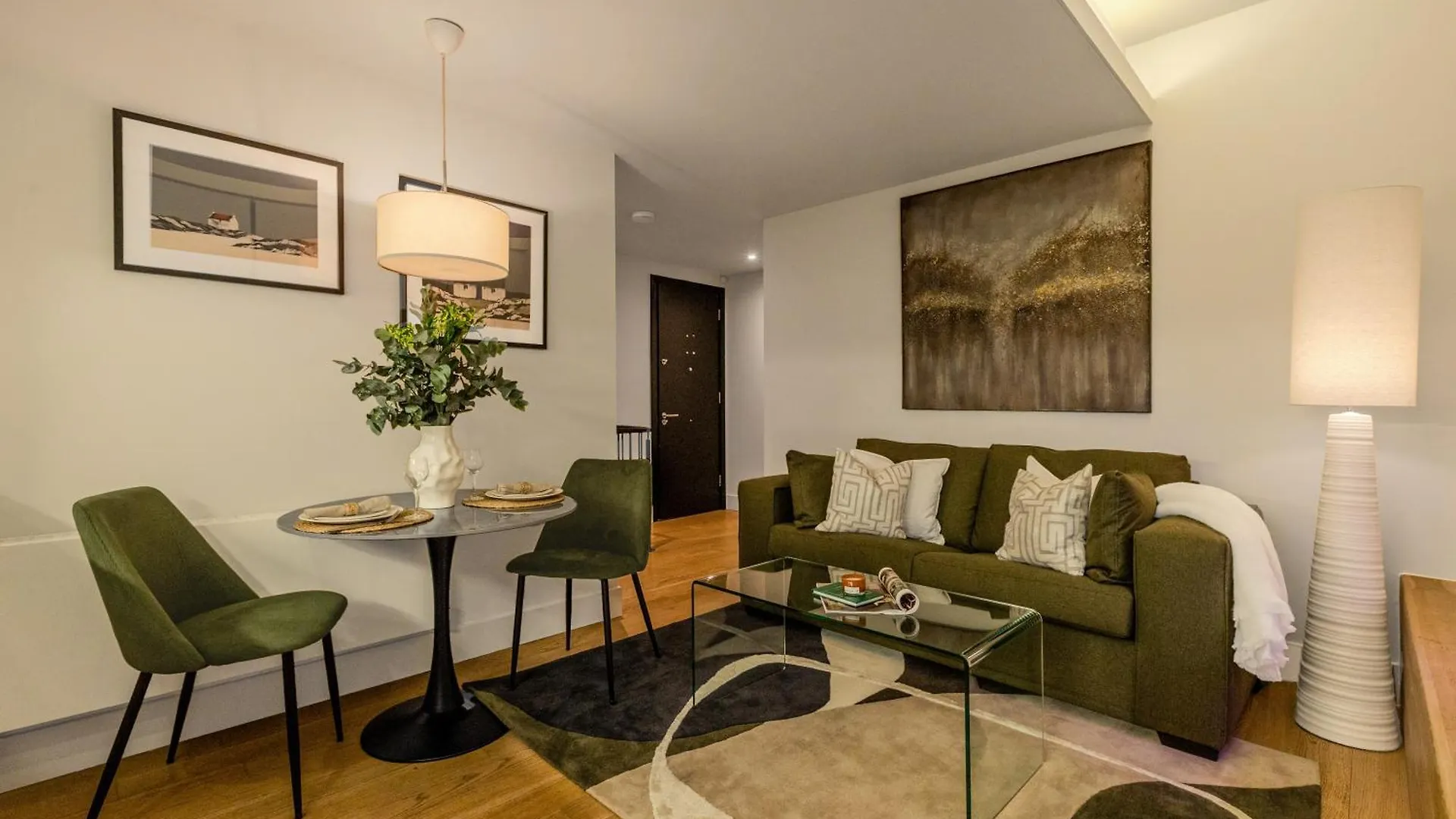 Apartment Stunning Serviced Apartments, Steps From Monument Station London